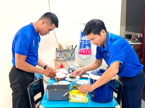 Ngay từ sáng sớm, đoàn viên, thanh niên phường Cẩm Lệ chuẩn bị bữa cơm tri ân - giỗ anh hùng liệt sĩ.