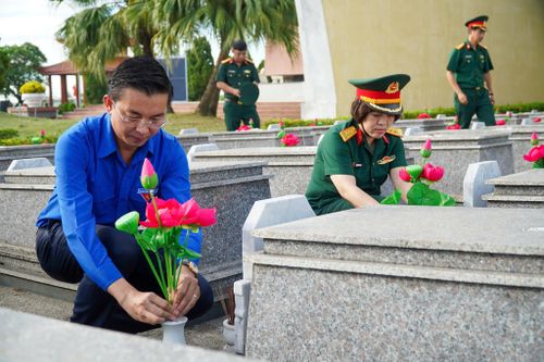 Thanh niên Đà Nẵng thay mới hoa trên các phần mộ liệt sĩ,.