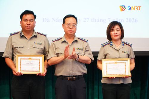 Lãnh đạo Đảng ủy Thi hành án dân sự thành phố trao giấy khen cho 2 tập thể có thành tích xuất sắc trong công tác xây dựng Đảng 6 tháng đầu năm 2026. Ảnh: VINH ANH