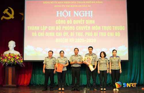 Lãnh đạo Đảng ủy Thi hành án dân sự trao quyết định, tặng hoa chúc mừng các chi bộ được thành lập mới. Ảnh: VINH ANH
