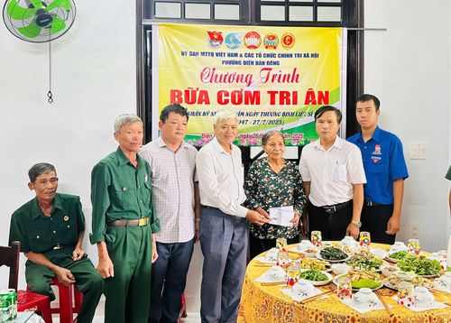 Bữa cơm nghĩa tình tại nhà Anh hùng Lực lượng vũ trang nhân dân Đặng Thị Én là dịp để các thế hệ cùng quây quần, tri ân những người đã hy sinh tuổi xuân cho hòa bình hôm nay. Ảnh: THÚY HIỀN