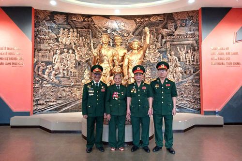 Anh hùng Lực lượng vũ trang nhân dân Đặng Thị Én cùng đồng đội trở lại nhà lao Hội An, nơi bà từng bị địch giam giữ, tra tấn. Ảnh: THÚY HIỀN