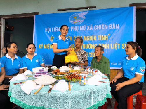 Những bữa cơm nghĩa tình do Hội Liên hiệp Phụ nữ xã Chiên Đàn tổ chức dành cho các gia đình có công không chỉ mang đến sự sẻ chia mà còn góp phần lan tỏa đạo lý “Uống nước nhớ nguồn” trong cộng đồng. Ảnh: THÚY HIỀN
