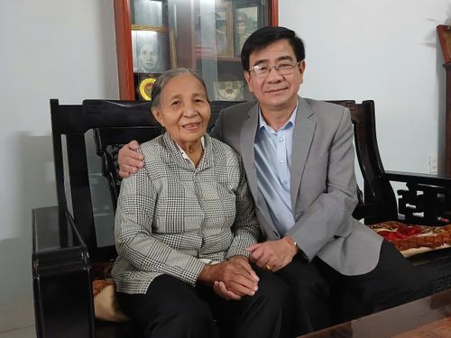 Những cuộc gặp gỡ, thăm hỏi thường xuyên của chính quyền các cấp là nguồn động viên để Anh hùng Lực lượng vũ trang nhân dân Đặng Thị Én thêm ấm lòng trong tuổi xế chiều. Ảnh: THÚY HIỀN