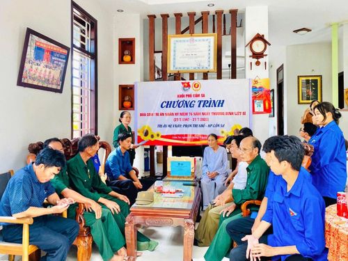 Mỗi dịp lễ, Tết hay ngày tri ân, ngôi nhà của mẹ Nhỏ lại rộn ràng bước chân con cháu, cán bộ và những người luôn dành sự kính trọng đối với mẹ. Ảnh: THÚY HIỀN