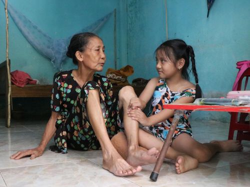 Tiếng cười hồn nhiên của đứa cháu nhỏ những ngày nghỉ hè mang lại niềm vui ấm áp cho ngôi nhà của bà Thu. Ảnh: THÚY HIỀN