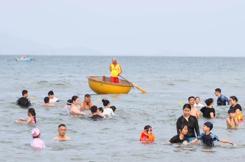 Việc có mặt thường xuyên của lực lượng cứu hộ đã mang lại sự yên tâm cho người dân và du khách khi vui chơi, tắm biển.