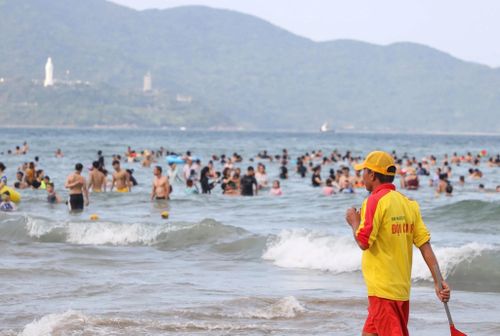 Việc có mặt thường xuyên của lực lượng cứu hộ đã mang lại sự yên tâm cho người dân và du khách khi vui chơi, tắm biển.