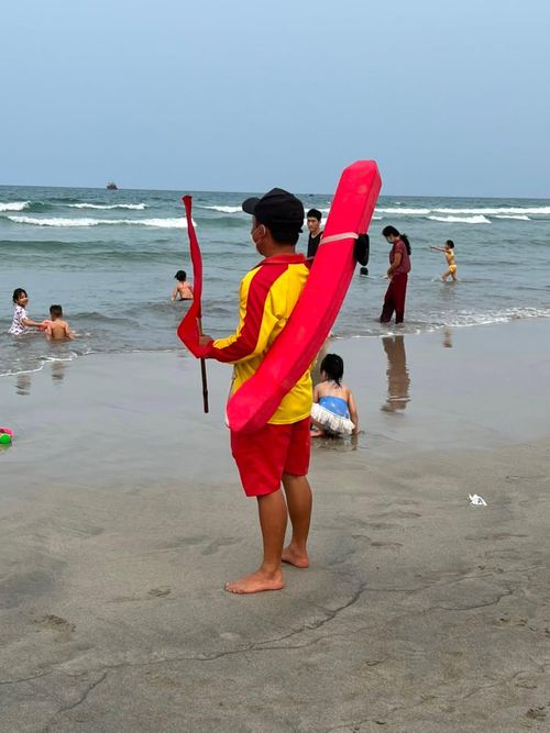 Việc có mặt thường xuyên của lực lượng cứu hộ đã mang lại sự yên tâm cho người dân và du khách khi vui chơi, tắm biển.