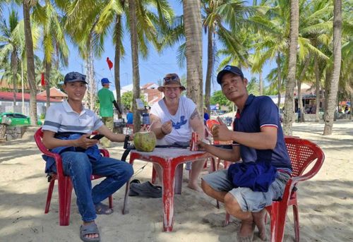 Niềm vui của anh Trinh (ngoài cùng bên phải) khi giúp du khách tìm được đồ thất lạc