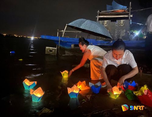 Thả hoa đăng tri ân các anh hùng liệt sĩ trên sông Cu Đê. Ảnh: KHÁNH LINH