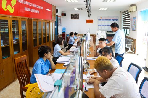 Cán bộ Trung tâm Phục vụ hành chính công phường Điện Biên Phủ giải quyết thủ tục hành chính cho người dân, doanh nghiệp.