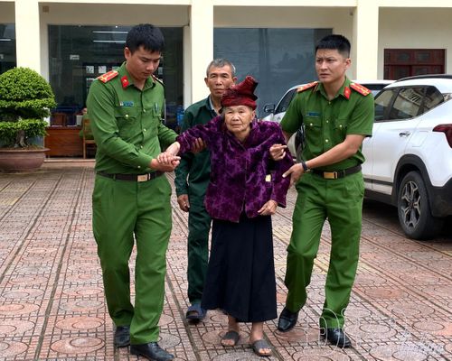 Thân nhân liệt sĩ được lực lượng công an hỗ trợ khi đến điểm thu nhận mẫu ADN.