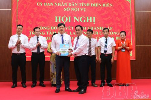 Giám đốc Sở Nội vụ Nguyễn Tiến Đạt trao quyết định bổ nhiệm Giám đốc Trung tâm Việc làm - Người có công tỉnh Điện Biên cho ông Vũ Văn Mạnh.