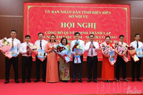 Lãnh đạo Sở Nội vụ tặng hoa chúc mừng 7 cán bộ được tiếp nhận, điều động, bổ nhiệm giữ chức vụ mới.