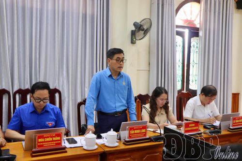 Đại biểu tham gia ý kiến tại hội nghị.