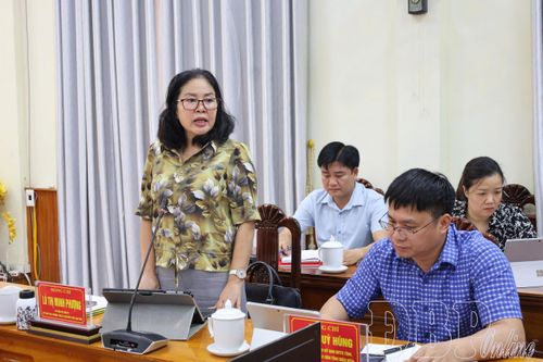 Đồng chí Lò Thị Minh Phượng, Phó Bí thư Đảng ủy MTTQ, Phó Chủ tịch Thường trực Ủy ban MTTQ Việt Nam tỉnh phát biểu tại hội nghị.