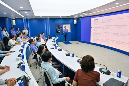 Đồng chí Thường trực Ban Bí thư Trần Cẩm Tú và các đại biểu nghe giới thiệu về Trung tâm điều hành thông minh và nền tảng quản lý án hình sự ngành Kiểm sát nhân dân. 