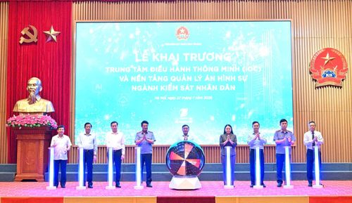 Đồng chí Thường trực Ban Bí thư Trần Cẩm Tú và các đại biểu thực hiện nghi thức khai trương Trung tâm điều hành thông minh và nền tảng quản lý án hình sự ngành Kiểm sát nhân dân. 