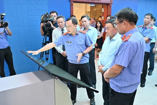 Đồng chí Thường trực Ban Bí thư Trần Cẩm Tú và các đại biểu nghe giới thiệu về Trung tâm điều hành thông minh và nền tảng quản lý án hình sự ngành Kiểm sát nhân dân. 