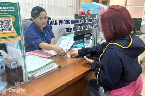 Người dân thực hiện thủ tục liên quan đến đất đai tại Trung tâm Phục vụ hành chính công phường Trấn Biên.