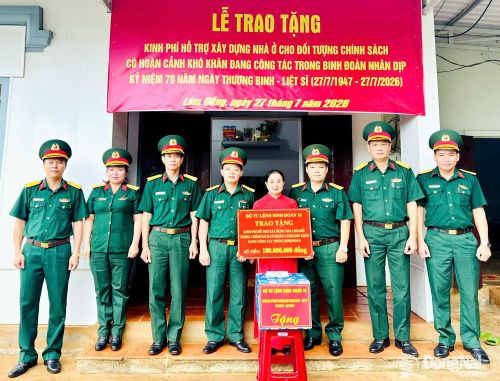 Đại tá Lại Văn Tuấn, Chủ nhiệm Chính trị Binh đoàn 16 trao kinh phí hỗ trợ xây dựng nhà ở cho Viên chức quốc phòng Vũ Thị Ất.