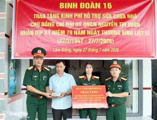 Đại tá Lại Văn Tuấn, Chủ nhiệm Chính trị Binh đoàn 16 và Đại tá Đậu Văn Thành, Trưởng phòng Tài chính - Kế toán Binh đoàn 16 trao kinh phí hỗ trợ xây dựng nhà ở cho Đại úy QNCN Nguyễn Thị Vuôn.