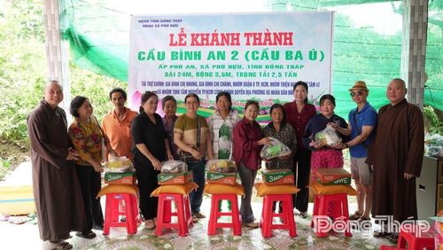Trao quà cho người dân có hoàn cảnh khó khăn.