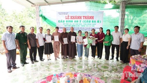 Lãnh đạo xã Phú Hựu trao Thư cảm ơn cho các mạnh thường quân.