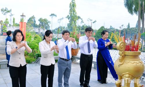 Lãnh đạo tỉnh Đồng Tháp thắp hương tại Bia Liệt sĩ chưa xác định được thông tin.