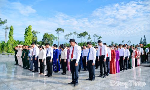 Đoàn dành 1 phút mặc niệm tưởng nhớ công ơn các Anh hùng liệt sĩ.