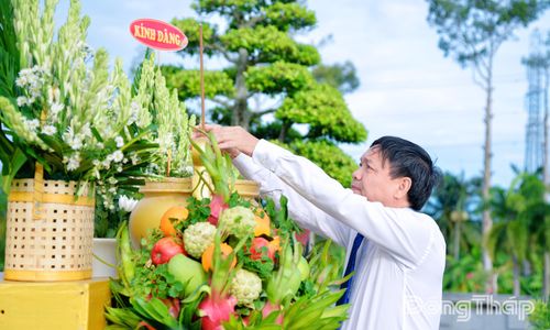Đồng chí Phan Văn Thắng dâng hương tại Đài tưởng niệm Nghĩa trang Liệt sĩ tỉnh.