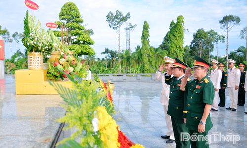 Lực lượng vũ trang tỉnh dâng hương tại Đài tưởng niệm Nghĩa trang Liệt sĩ tỉnh.