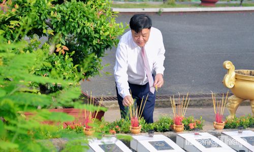 Đồng chí Phạm Thành Ngại thắp hương các phần mộ liệt sĩ chưa xác định được thông tin.