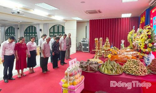 Đại biểu tưởng nhớ, tri ân các Anh hùng liệt sĩ. 