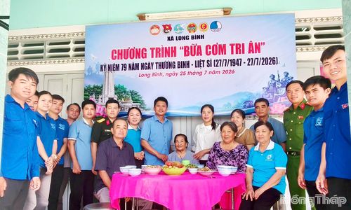 Các cán bộ, đoàn viên cùng quây quần bên bữa cơm tri ân với gia đình bà Nguyễn Thị Danh (ấp Long Hải, xã Long Bình)