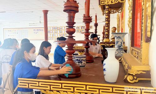 Đoàn Thanh niên phường Mỹ Phong tổ chức ra quân quét dọn, vệ sinh Bia ghi danh liệt sĩ khu phố Bình Phong.