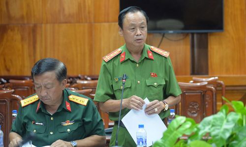 Đại diện lãnh đạo sở, ngành phát biểu tại cuộc họp.