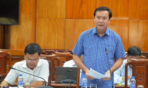 Đại diện lãnh đạo sở, ngành phát biểu tại cuộc họp.