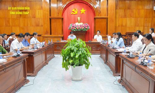 Quang cảnh cuộc họp.