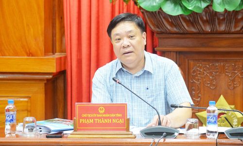 Đồng chí Phạm Thành Ngại phát biểu tại cuộc họp.