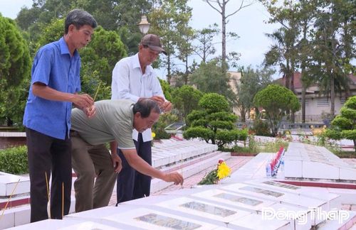 Những người lính năm xưa trở về thăm, tưởng nhớ đồng đội đã hy sinh.