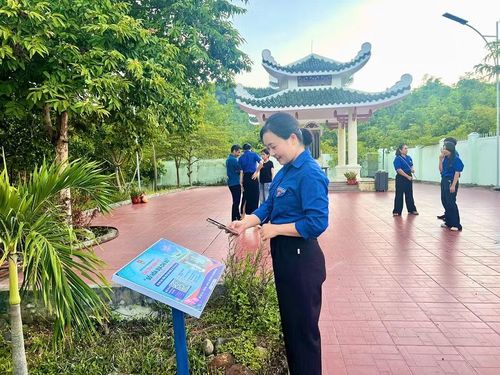  Trải nghiệm quét mã QR để tìm hiểu lịch sử Nhà bia tưởng niệm liệt sĩ làng Tung Ke và các tư liệu về vùng đất Ayun - Al Bá anh hùng. Ảnh: ĐVCC 