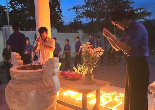  Dâng hương tri ân các anh hùng liệt sĩ tại Nhà bia tưởng niệm liệt sĩ làng Tung Ke. Ảnh: ĐVCC 