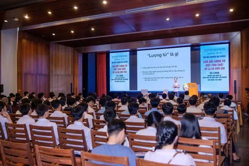 Giáo sư Đàm Thanh Sơn (Đại học Chicago, Hoa Kỳ) có bài chia sẻ với chủ đề “Liên đới lượng tử: Một tính chất kỳ lạ và hữu ích”. Ảnh: H.Đ