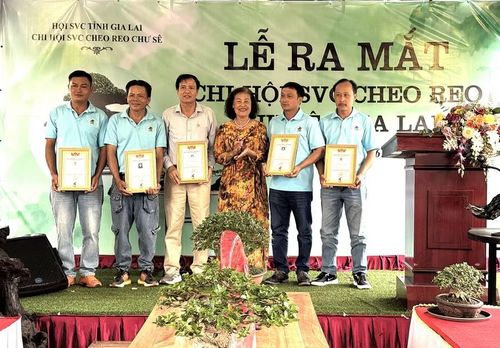  Đại diện Hội Sinh vật cảnh tỉnh Gia Lai trao giấy chứng nhận nghệ nhân cấp tỉnh cho 5 hội viên thuộc Chi hội sinh vật cảnh Cheo Reo - Chư Sê. Ảnh: H.Đ.T 