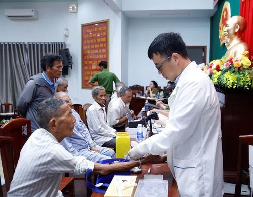 Nhân viên y tế lấy mẫu sinh phẩm của thân nhân liệt sĩ tại các xã, phường khu vực Quy Nhơn, góp thêm dữ liệu cho hành trình tìm lại tên người đã khuất.