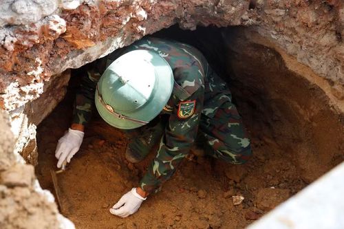 Trong lòng đất sâu, từng lớp đất được bóc tách cẩn trọng để không bỏ sót bất kỳ dấu tích nào của người đã khuất.