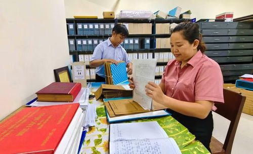  Viên chức Trung tâm Lưu trữ lịch sử tỉnh bảo quản, lưu trữ hồ sơ cán bộ đi B. Ảnh: N.N 