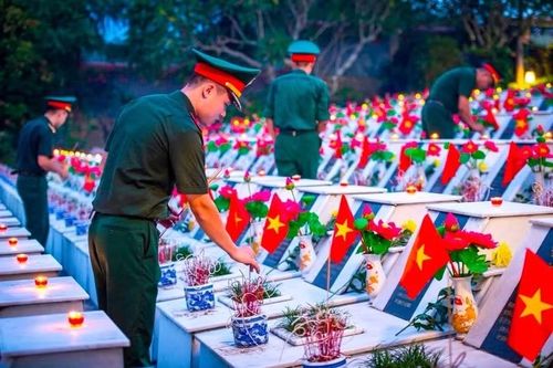 Nén hương lòng gửi về tri ân các anh hùng liệt sĩ ở Nghĩa trang Liệt sĩ Quốc gia Vị Xuyên.